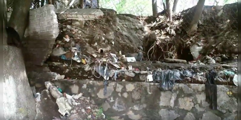 Colapsa barda perimetral  del jardín de niños ”Pestalozzi“ de Morelia, padres de familia se manifiestan  