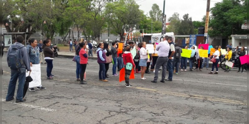 Padres de familia bloquean la Salida a Salamanca 