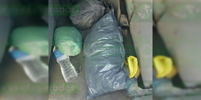 Detienen a dos hombres armados y con tres kilos de droga en Queréndaro, Michoacán - Foto 0 