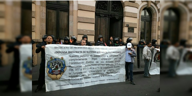 SUEUM y SPUM se manifiestan frente al Congreso del Estado  