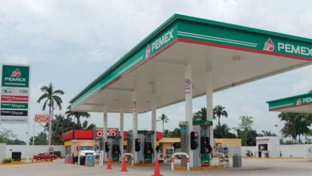 Suspenden servicio gasolineras en Uruapan, Michoacán, por bloqueos de normalistas 