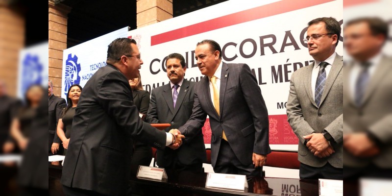 Condecoran al Tec de Morelia con Medalla Michoacán al Mérito Docente - Foto 1 