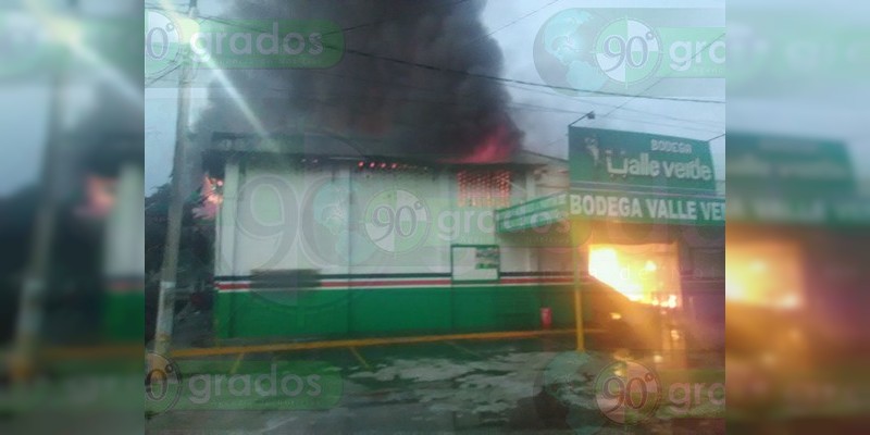 Se incendia bodega de abarrotes en Cotija, Michoacán - Foto 1 