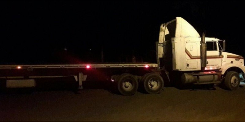 Recupera Policía Michoacán dos camiones que fueron robados en Cuatro Caminos - Foto 1 