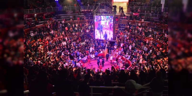 ”El Komander“ abarrota el Centro de Espectáculos de la Expo Fiesta Michoacán  