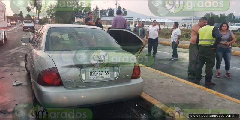 Zamora: Chocan y vuelcan vehículos en La Zamora - La Barca, hay tres heridos  - Foto 1 