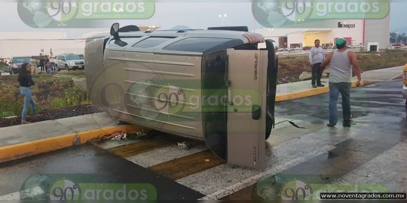 Zamora: Chocan y vuelcan vehículos en La Zamora - La Barca, hay tres heridos  - Foto 2 