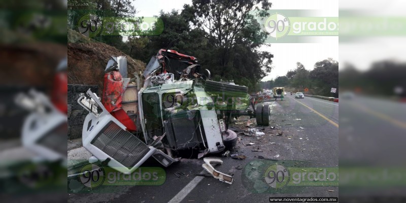 Un muerto y dos heridos deja aparatoso choque en la Siglo XXI, en Michoacán