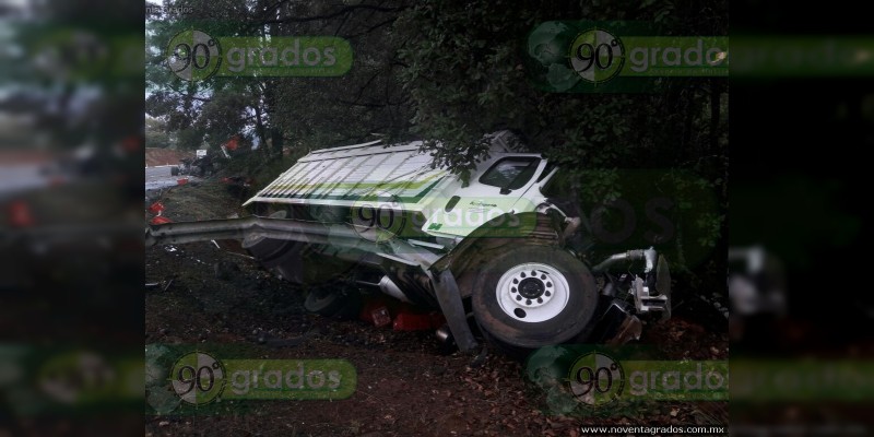 Un muerto y dos heridos deja aparatoso choque en la Siglo XXI, en Michoacán - Foto 1 