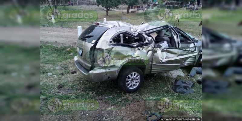 Volcadura en la Guadalajara - México deja un muerto y cuatro heridos graves, en Michoacán 