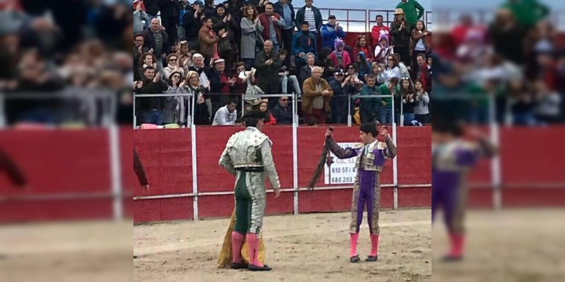 Triunfo grande del moreliano Isaac Fonseca en España al cortar rabo y orejas 