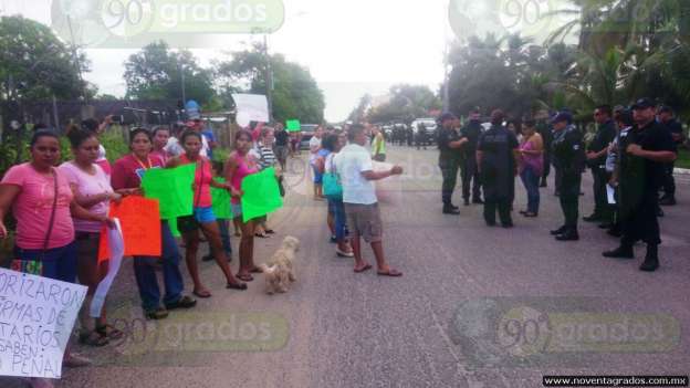 Se manifiestan habitantes ante intento de desalojo en Lázaro Cárdenas, Michoacán - Foto 0 