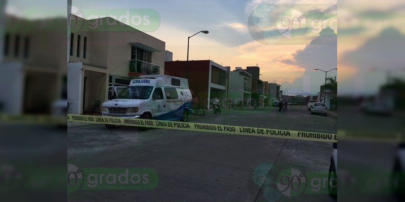 Paramédico esconde ametralladora tras enfrentamiento y es detenido. en Uruapan, Michoacán 