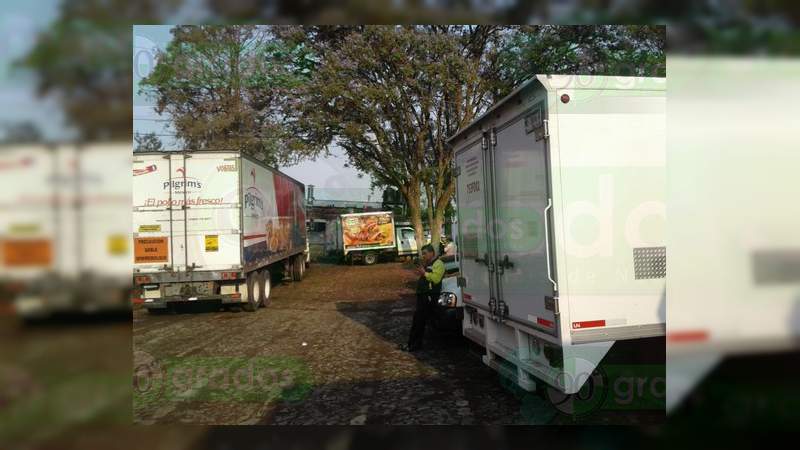 Normalistas roban y saquean camiones en Morelia - Foto 1 