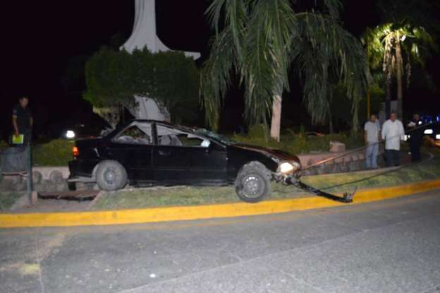 Sujeto ebrio vuelca su auto en monumento de Apatzingán, Michoacán 