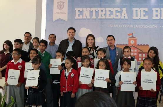 Entrega Alfonso Martínez 400 becas del programa de Estímulo a la Educación 