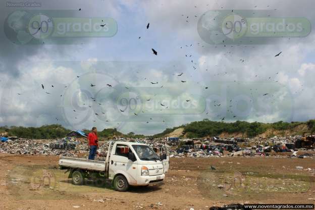Habitantes de Lázaro Cárdenas se manifiestan por contaminación de basurero - Foto 1 