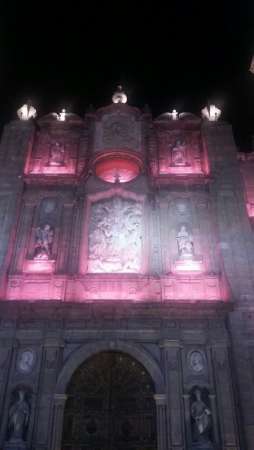 Ayuntamiento de Morelia ilumina edificios de color rosa - Foto 1 