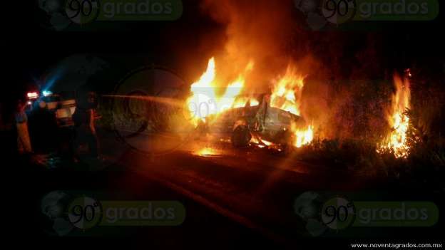 Arde vehículo en carretera de Michoacán - Foto 1 