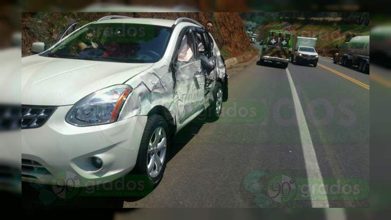 Chocan autobús y camioneta en la Autopista Siglo XXI