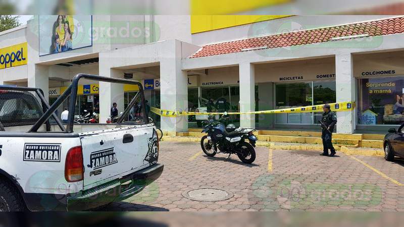 Conductor se empotra contra tienda departamental en Zamora, Michoacán - Foto 1 