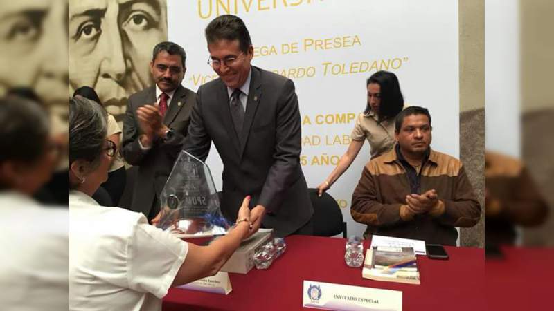 SPUM recibe presea Vicente Lombardo por la defensa de la autonomía de la Universidad Michoacana - Foto 1 