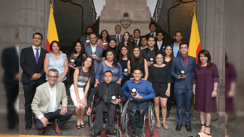 Jóvenes reciben la “Condecoración al Mérito Juvenil 2018” por parte del Ayuntamiento de Morelia - Foto 0 