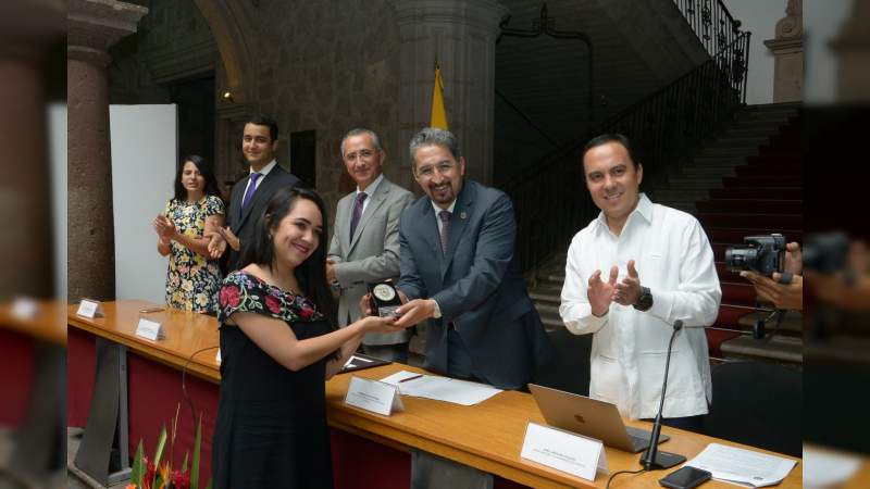 Jóvenes reciben la “Condecoración al Mérito Juvenil 2018” por parte del Ayuntamiento de Morelia - Foto 2 