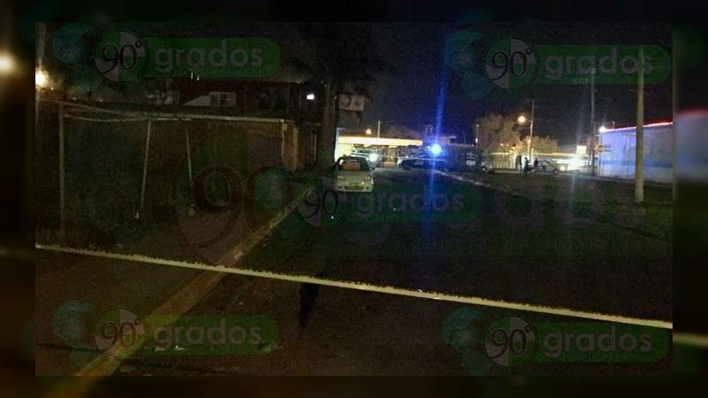 Encuentran cadáver y mensaje dentro de taxi en Uruapan, Michoacán 