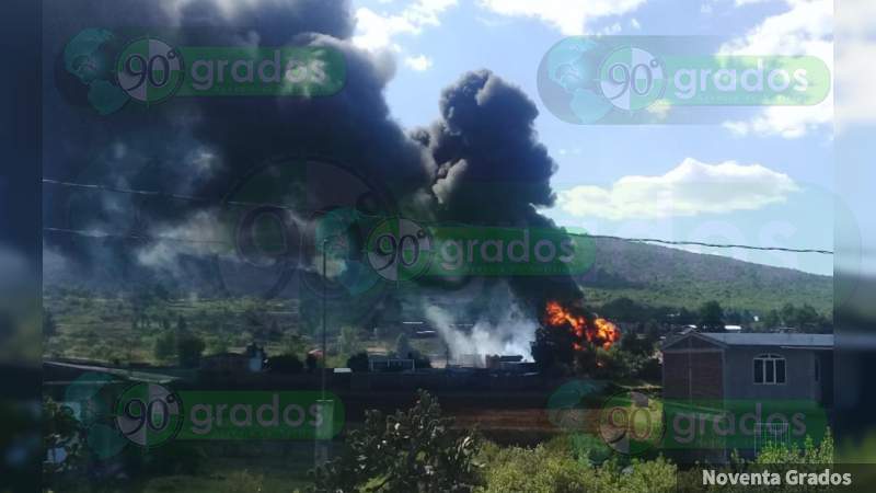 Se incendia pipa con combustible en salida Guadalajara, en Morelia - Foto 1 