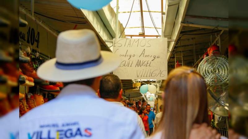 Villegas Soto recuerda junto a locatarios del Mercado Independencia, experiencias de éxito 