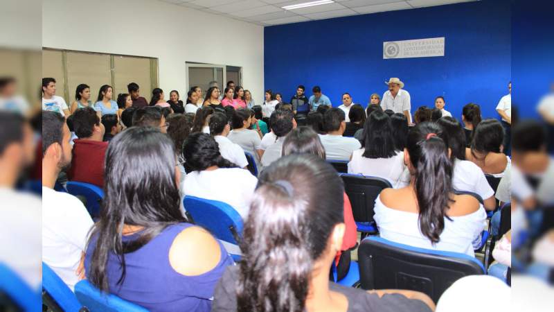 Universitarios con visión es lo que requiere Apatzingán: Genaro Guízar - Foto 0 