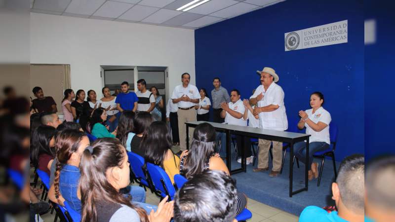 Universitarios con visión es lo que requiere Apatzingán: Genaro Guízar - Foto 1 