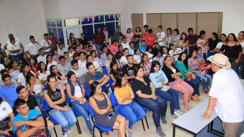Universitarios con visión es lo que requiere Apatzingán: Genaro Guízar - Foto 2 