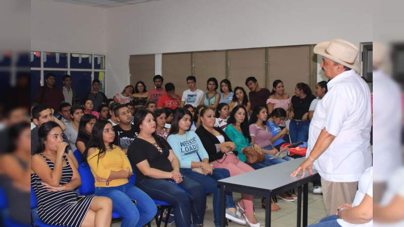 Universitarios con visión es lo que requiere Apatzingán: Genaro Guízar - Foto 3 
