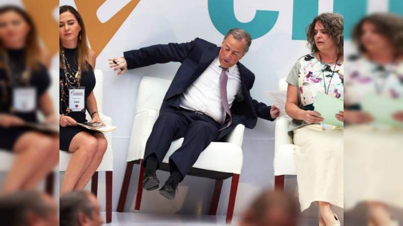 José Antonio Meade se burla de su accidente con la silla  