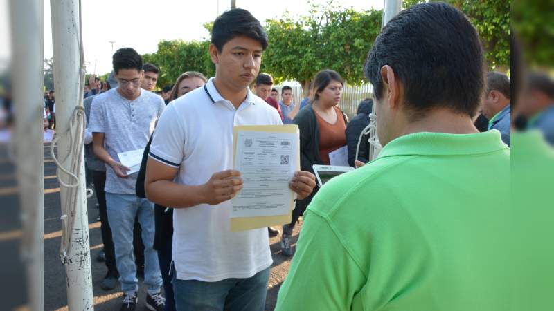 Aplican examen mil 680 aspirantes al área Económico Administrativas de la Casa de Hidalgo - Foto 0 