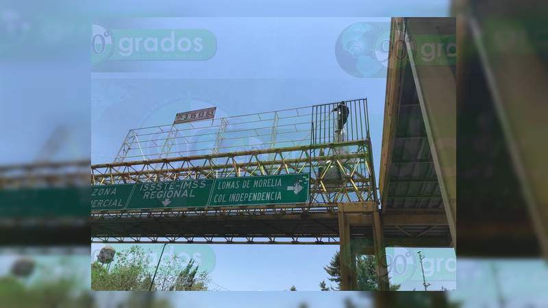 Empleados del Ayuntamiento de Morelia retiran publicidad de Fausto Vallejo - Foto 0 