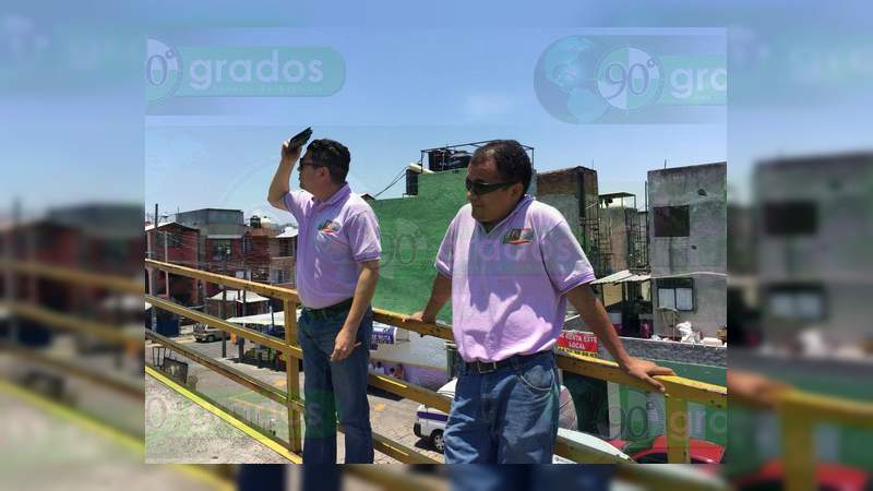 Empleados del Ayuntamiento de Morelia retiran publicidad de Fausto Vallejo - Foto 1 