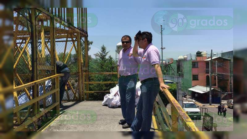 Empleados del Ayuntamiento de Morelia retiran publicidad de Fausto Vallejo - Foto 2 