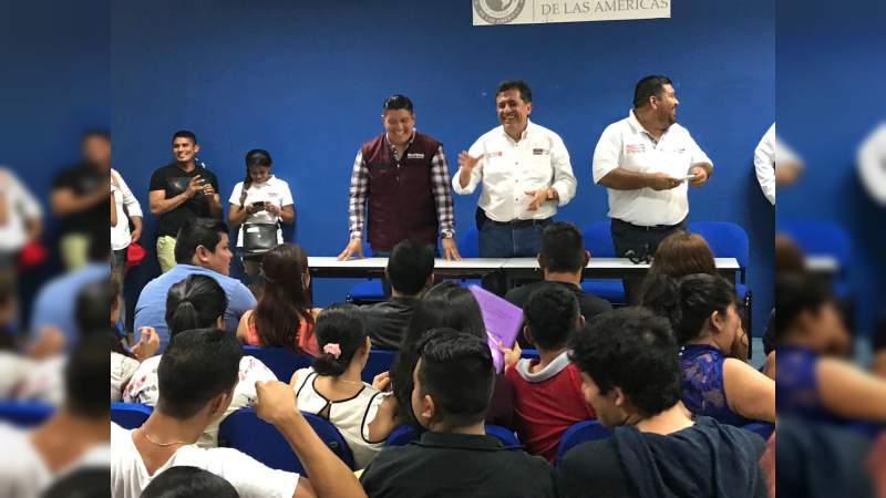 Entusiasta reunión de José Luis Cruz Lucatero con alumnos de la UCLA Apatzingán. - Foto 0 