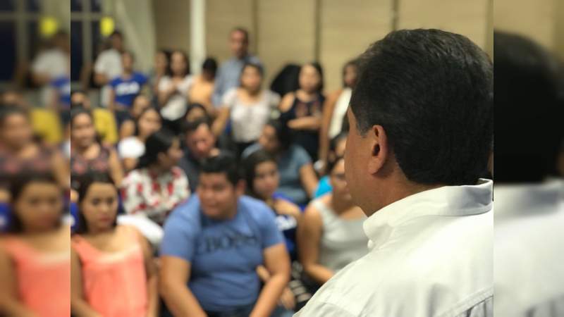 Entusiasta reunión de José Luis Cruz Lucatero con alumnos de la UCLA Apatzingán. - Foto 1 
