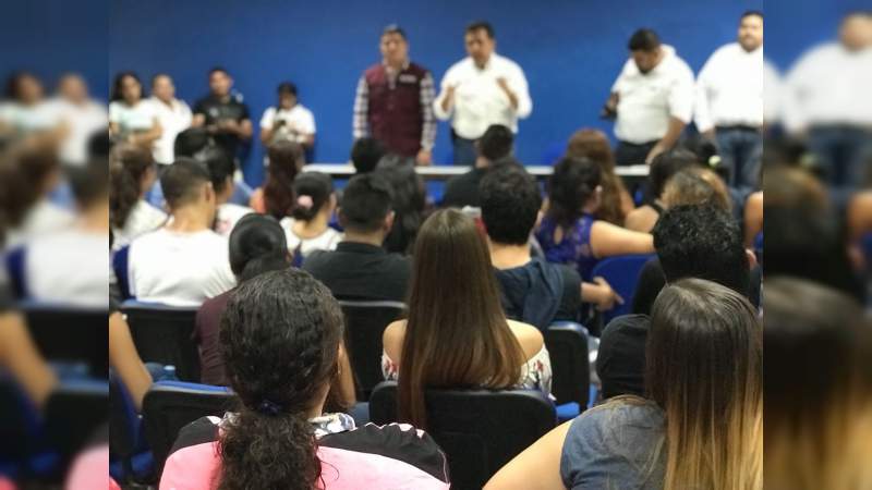 Entusiasta reunión de José Luis Cruz Lucatero con alumnos de la UCLA Apatzingán. - Foto 2 
