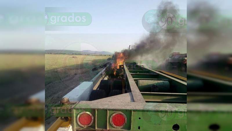 Choque entre auto y tráiler en la autopista Uriangato-Morelia deja un lesionado grave - Foto 1 