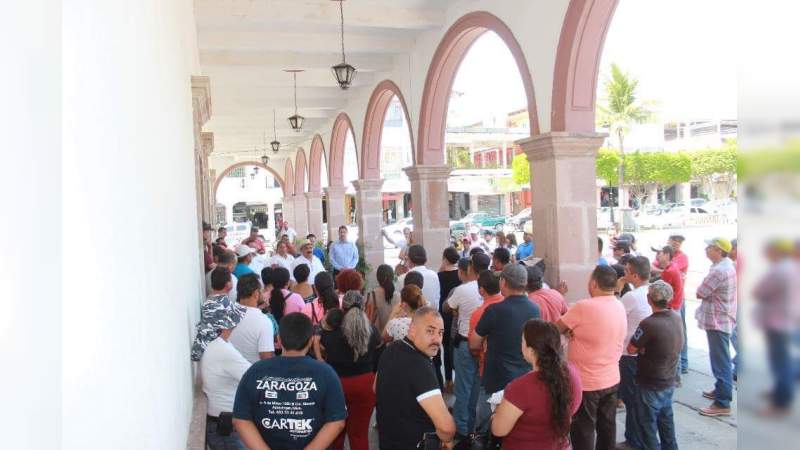 Sindicatos del Ayuntamiento de Apatzingán comprometen apoyo para Genaro Guízar - Foto 0 