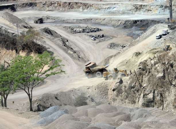 Anuncian paro total de labores en mina de hierro en Aquila, Michoacán 