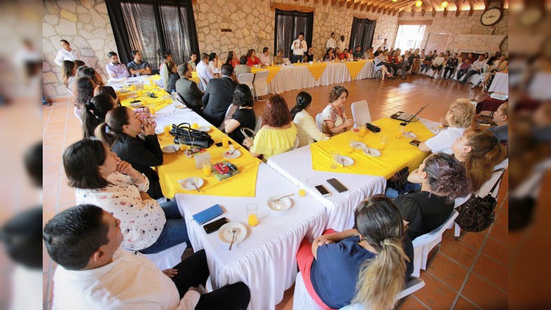 Toño García de la mano de las enfermeras por mejor atención en la salud.  
