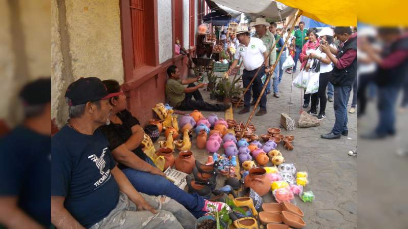 Impulso a la alfarería con la Ruta de la Catrina y valor agregado a lo que producen en el campo: comprometió Constantino Ortiz con Capula - Foto 2 
