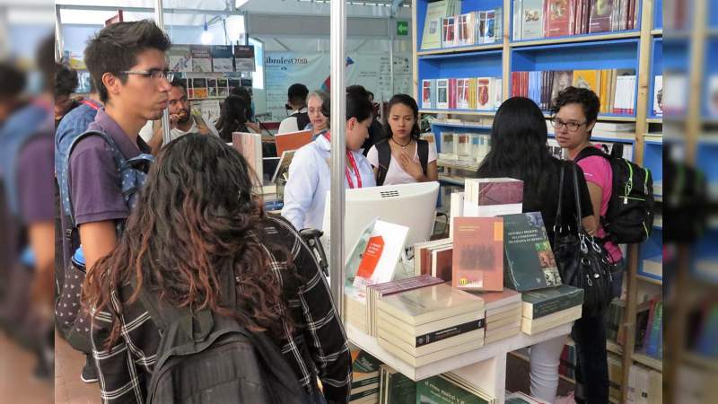 Presenta en  el Librofest el libro " Los estudiantes mexicanos ante las reformas universitarias un estudio comparado"  - Foto 2 