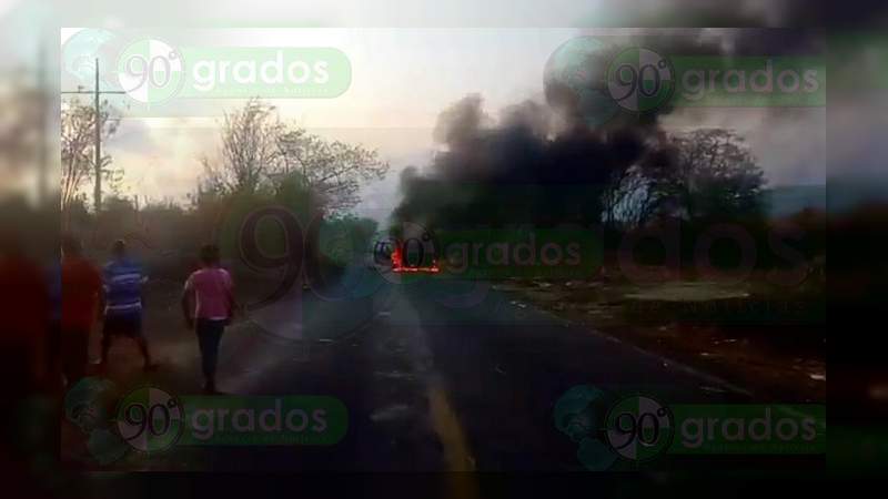 Habitantes de Aquila queman camioneta en la carretera Lázaro Cárdenas – Coahuayana - Foto 1 